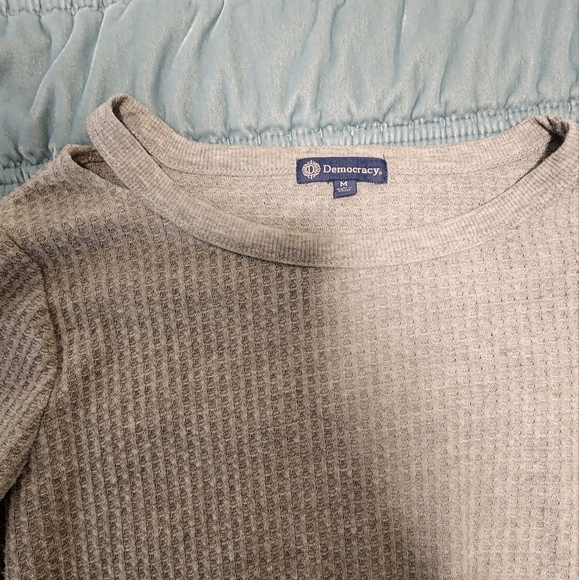 Democracy Gray Asymmetrical Hem Top Size Medium NWOT - Picture 2 of 6
